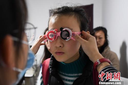 近视高发、低龄化 中国“小眼镜”人数超1亿
