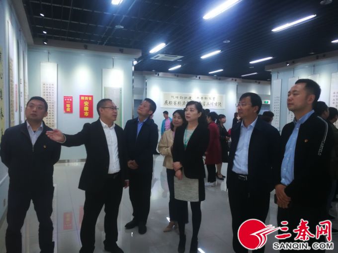 3市书法家协会会员现场讲解书法作品