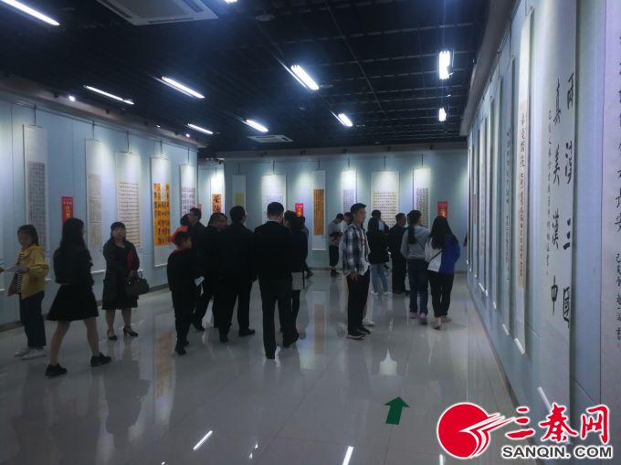 4市直部门和单位的干部职工品鉴青少年书法作品