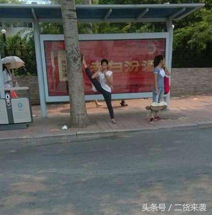 妹子，你坐在那里我还能好好看电视么？