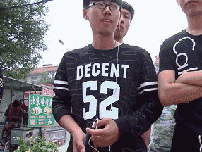 妹子，你坐在那里我还能好好看电视么？