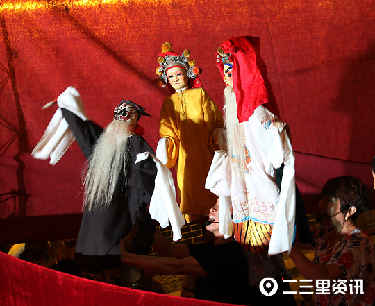 艺人们在布幔后表演 吴燕峰摄.jpg