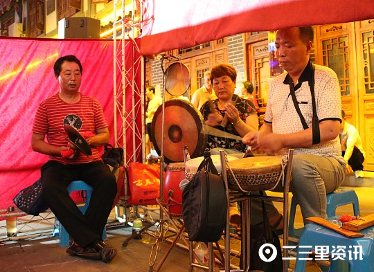 乐师人们演奏锣鼓  吴燕峰摄.jpg