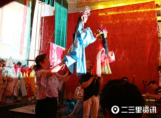 艺人们在布幔后操纵木偶唱念做打  吴燕峰摄.jpg