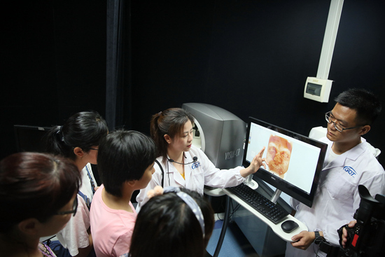 广州质量监督检测研究院国家化妆品质量监督检验中心，专家正为观众分析皮肤深层问题。 视觉中国供图